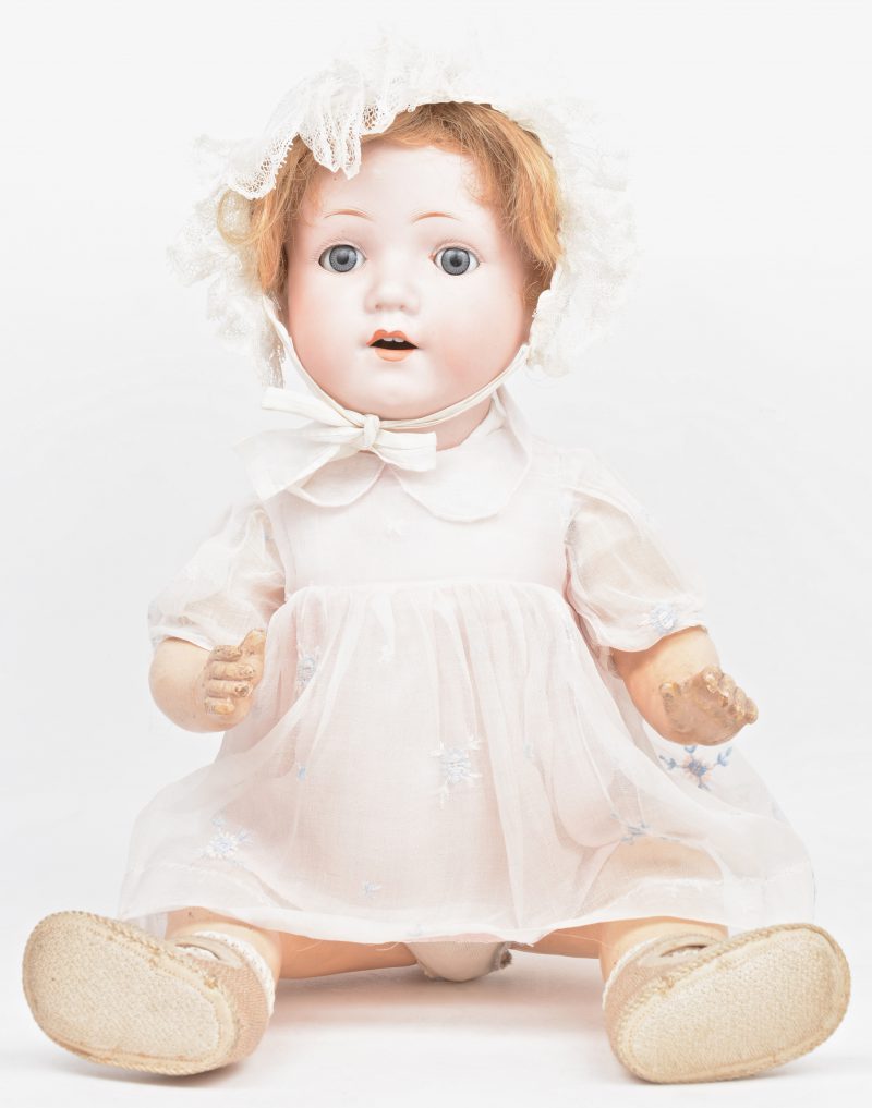 Een antieke babypop met porseleinen hoofd. Open mond, grijze slaapogen. Gemerkt Welsch Made in Germany en genummerd 150.