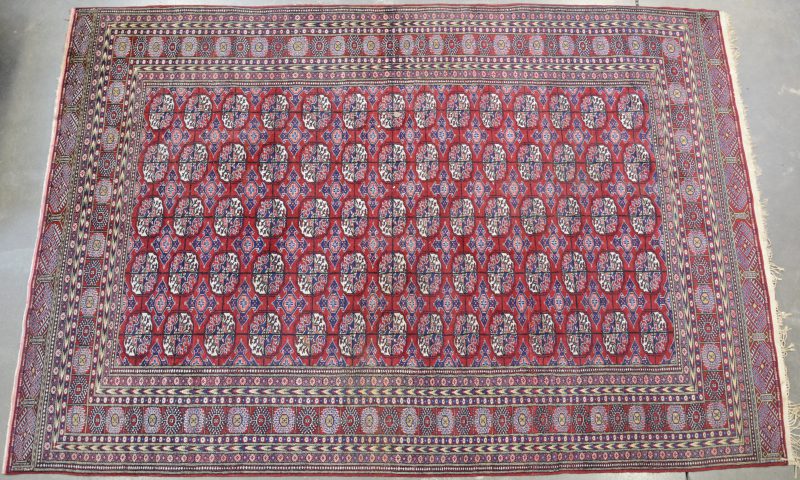 Een handgeknoopt Afghaans wollen tapijt.