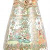 Een hoge beursvormige vaas van polychroom Chinees porselein met decor van personages, vogels, vlinders en bloemen in uitsparingen en omgeven met bloemmotieven in roze, groen en goud. Op de hals twee vergulde draken in reliëf. Canton, XIXde eeuw.