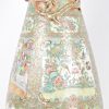Een hoge beursvormige vaas van polychroom Chinees porselein met decor van personages, vogels, vlinders en bloemen in uitsparingen en omgeven met bloemmotieven in roze, groen en goud. Op de hals twee vergulde draken in reliëf. Canton, XIXde eeuw.