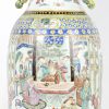 Een balustervaas van polychroom Chinees porselein met famille rose pleine page decor van talrijke personages in interieurs en landschappen. Oren in de vorm van gestileerde draken in groen en geel. Schilfers aan de bovenrand. Canton, XIXde eeuw.