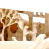 Een sculptuur van ivoor met voorstelling van twee mosselschelpen, waarin talrijke minuscule personages in een landschap. Op gebeeldhouwde zwarte houten sokkel. Een schaar van een krab ontbreekt. China, begin XXste eeuw.
