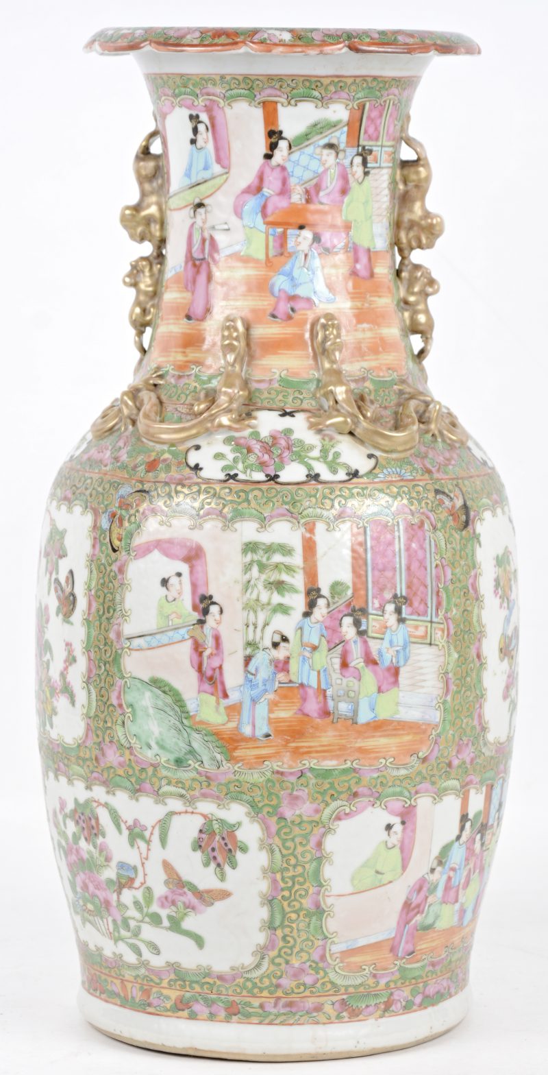 Een balustervaas van polychroom Chinees porselein met famille rose van talrijke personages in uitsparingen. Oren in de vorm van fo-honden, op de schouder vier vergulde draken. Canton, XIXde eeuw.