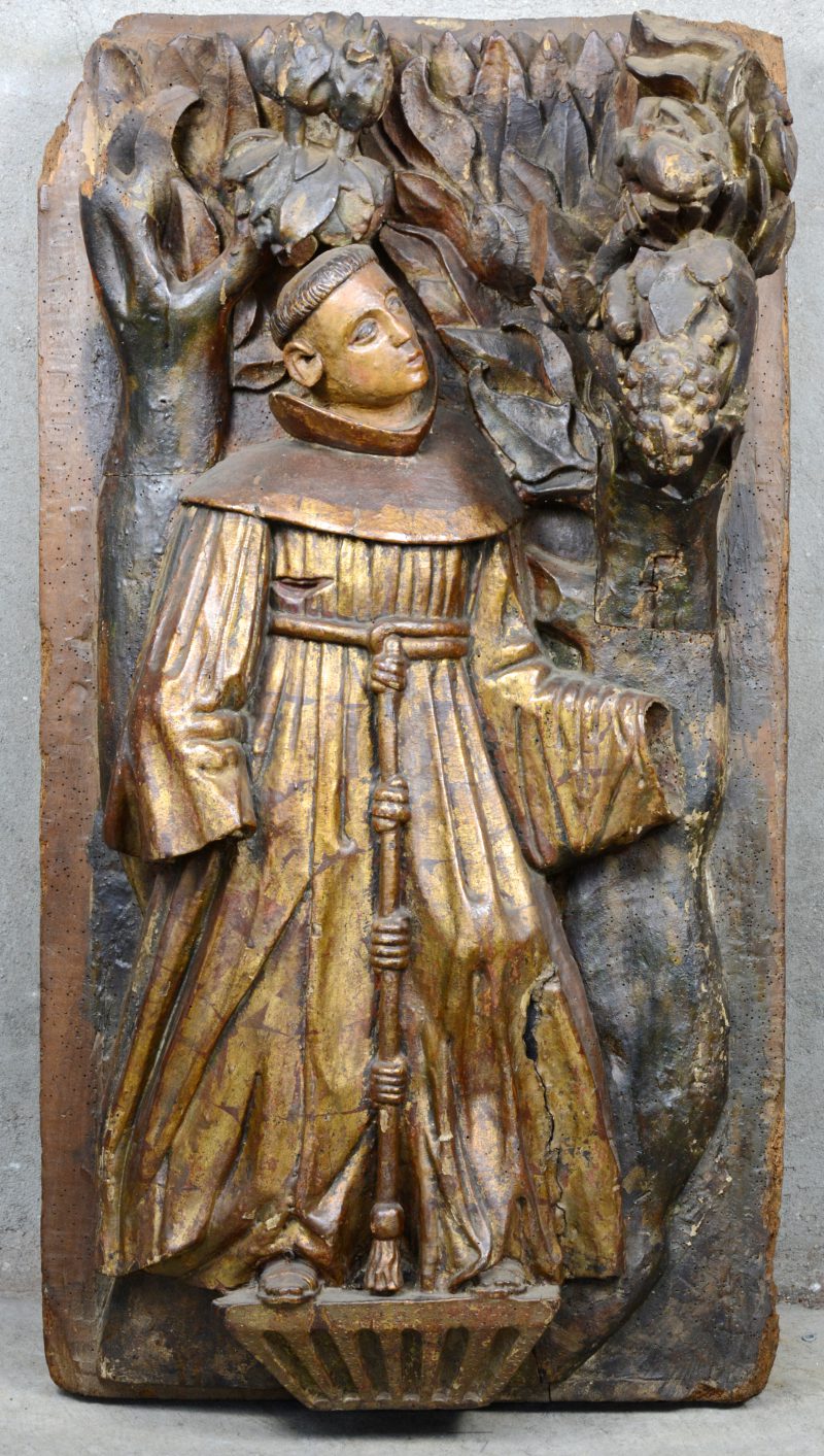 “Sint Franciscus in een tuin”. Hoogrelief van polychroom en verguld gebeeldhouwd hout. XVIIde eeuw. Diverse beschadigingen en slijtage.