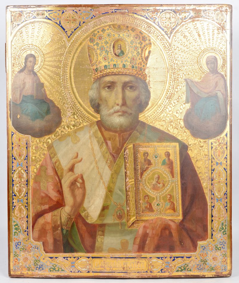 Russische icoon met Sint-Nicolaas de Wonderdoener, geflankeerd door Christus en Maria. Zwaar verguld en met cloisonnéschildering op de rand. XIXde eeuw.