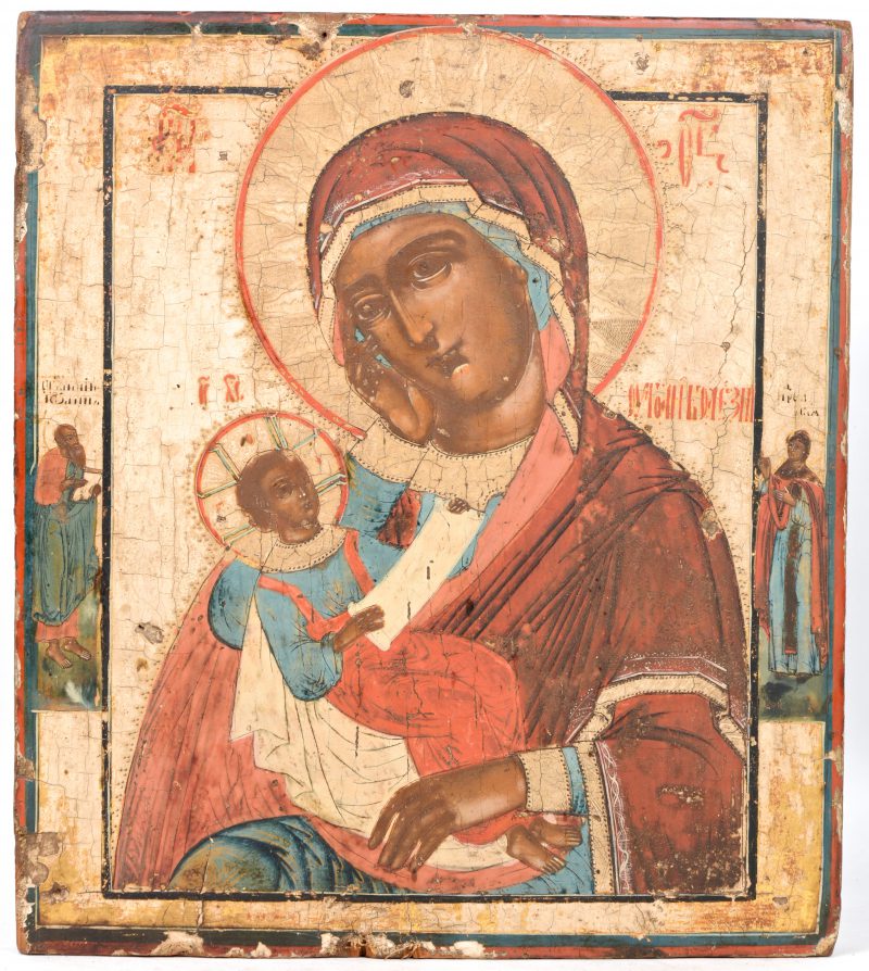 Russische icoon met de Moeder Gods geflankeerd door twee heiligen. XIXde eeuw. Verguldsel uitgewist.