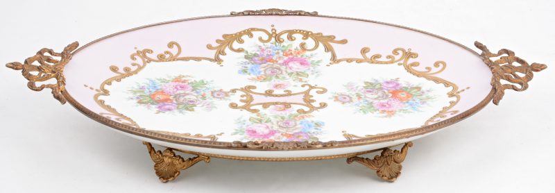 Een porseleinen schotel met vier handgeschilderde boeketten in uitsparingen op roze veld. Gemerkt L.B. en “T. Limoges porcelain”. Met koperen monturen en op vier koperen voluutpootjes.