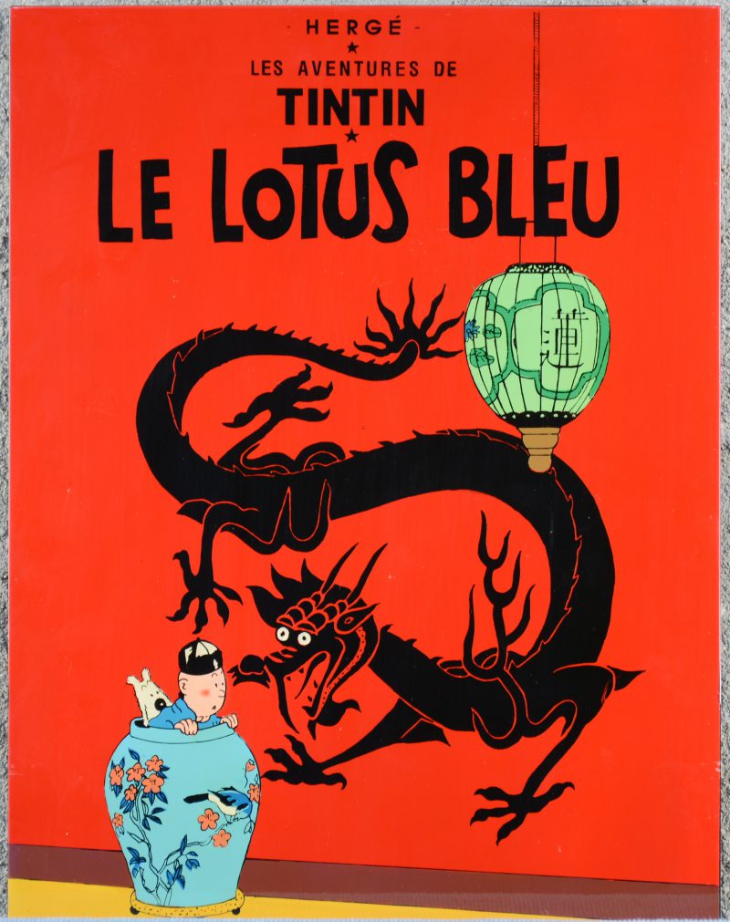 Een polychroom houten plaat met een afbeelding van de kaft van ‘Le Lotus bleu’ van Kuifje.