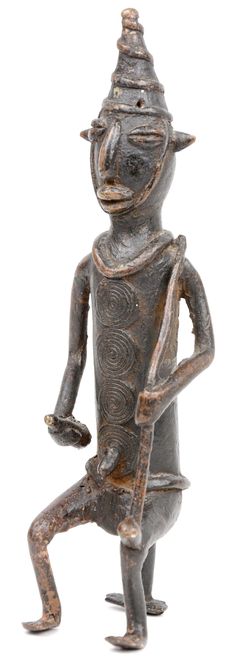 “Pijprokend personage”. Een antiek Afrikaans bronzen beeldje.