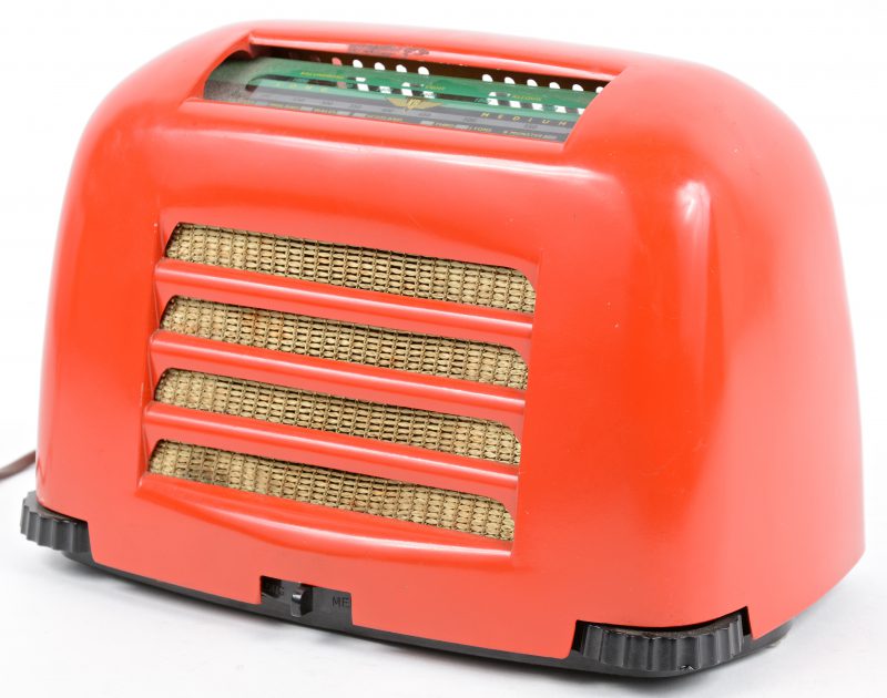 Een kunststof radio. Type FB10 midget ‘toaster’. Omstreeks 1950.