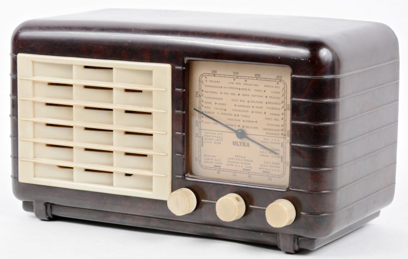 Een oude radio in kunststof kast. Type EU4052. Omstreeks 1950.