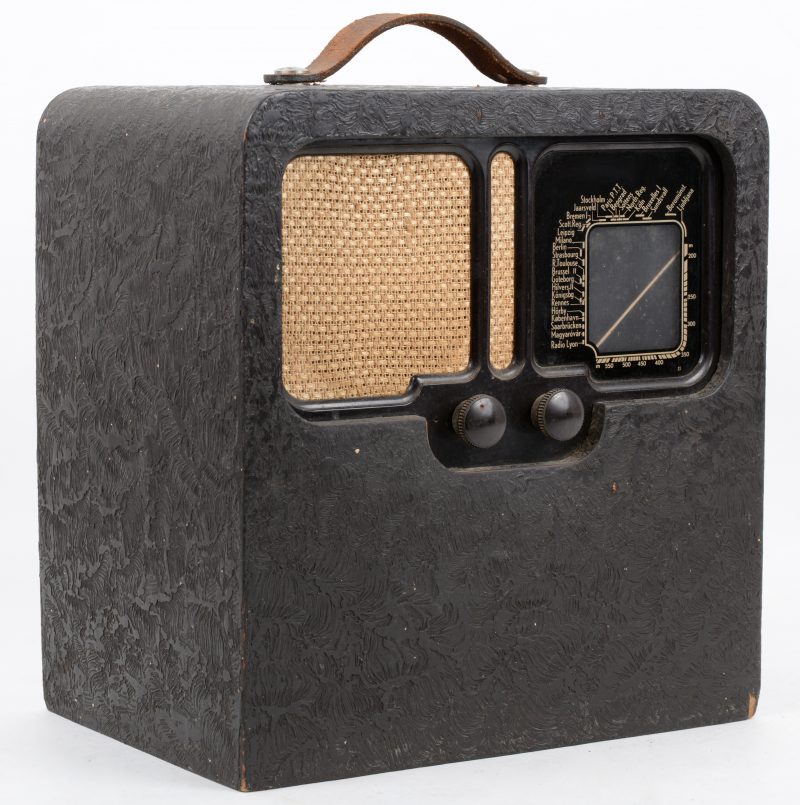 Een oude radio in houten kast. Type 122ABC. AC batterijvoeding. Bouwjaar 1940.