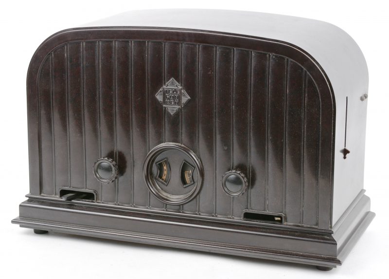 Een oude radio in bakelieten kast. Type 33W:E. Bouwjaar 1930.