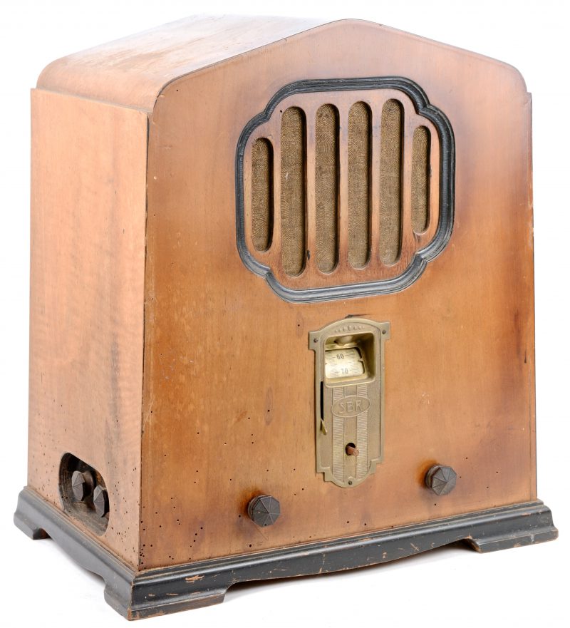 Een radio in houten kast. Type 33é, model ‘Ondolina’. Bouwjaar 1932.