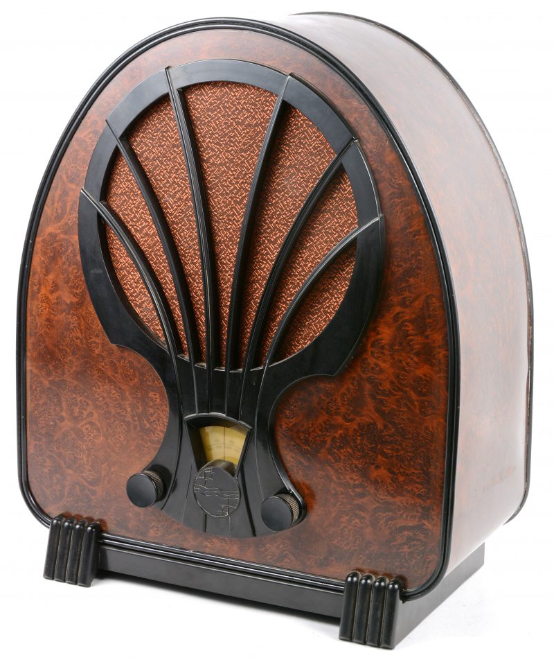 Een oude radio, super- inductieontvanger in bakelieten kast. Type 830A. Bouwjaar 1931.