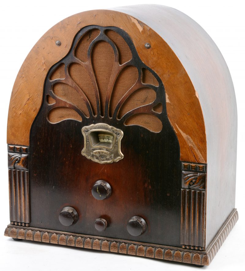 Een oude radio in houten kast. Type 533. Bouwjaar 1929.