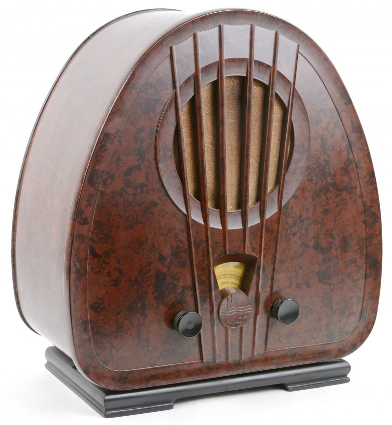 Een oude radio in bakelieten kast. Type 834A. Bouwjaar 1933.