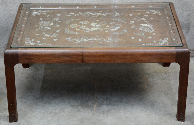 Een Chinees tafeltje met een ingelegd parelmoer decor van insecten en vogels.