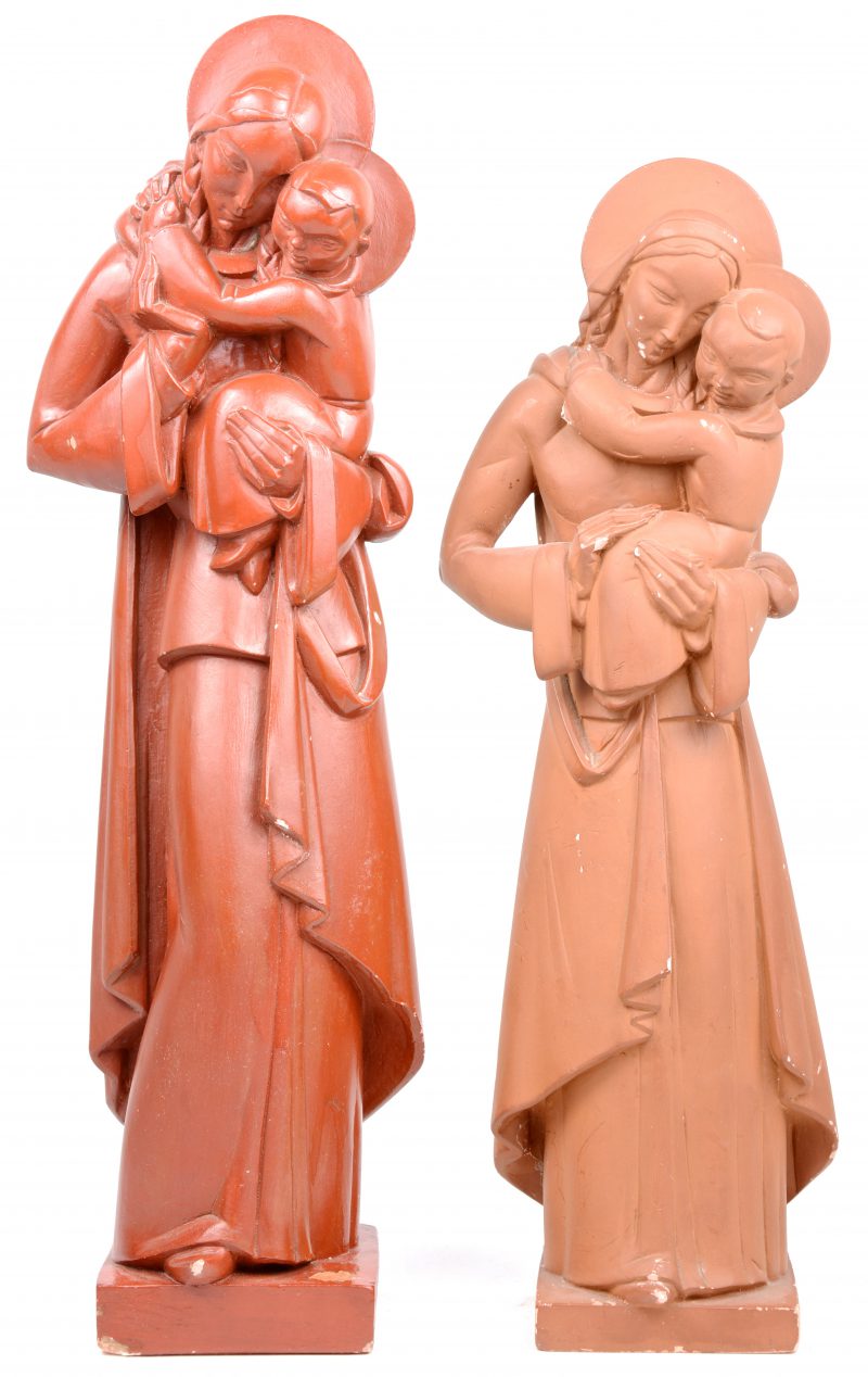 “Maria en kind.” twee terracotta beelden.