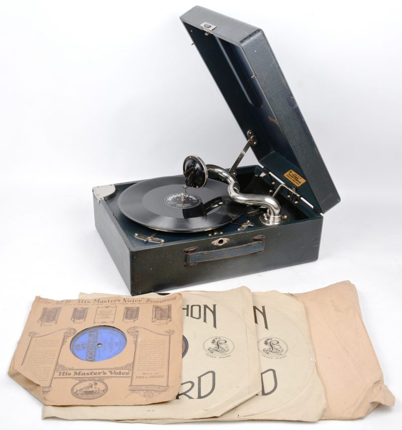 Een oude koffer grammofoon. Model 230. Met zes platen. In werkende staat.