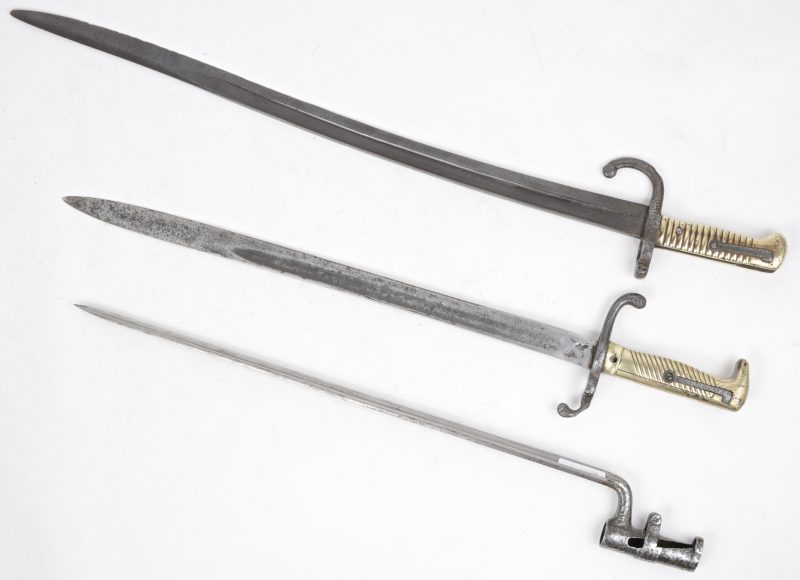 Twee vroeg XXe eeuwse Yatagans en een bajonet van omstreeks 1800.