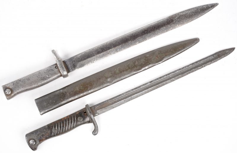 Twee bajonetten van rond Wereldoorlog 2, waarbij één met schede. Genummerd.