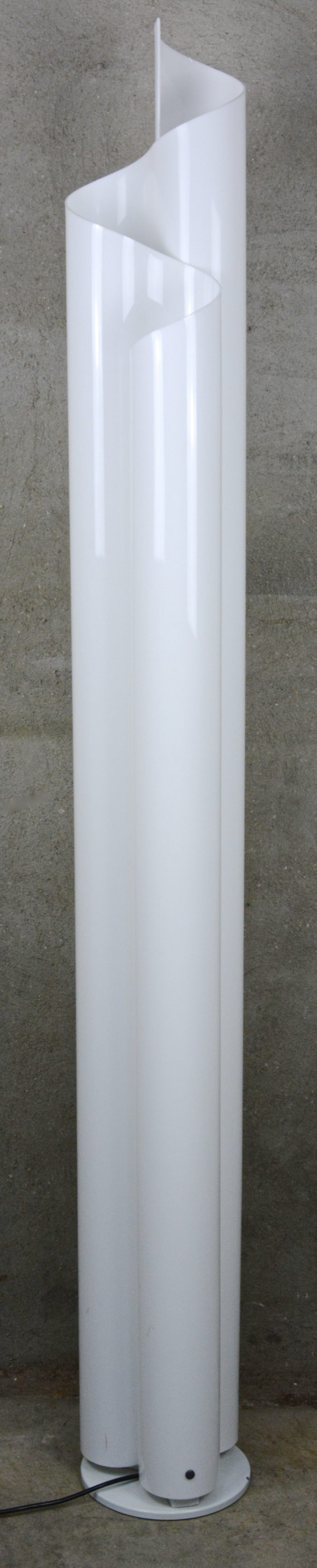 Een staande designlamp van kunststof. Model ‘Chimera’ naar ontwerp van Vico Megistretti. gemerkt.
