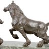 “Chevaux de Trait.” Bronzen beeld van twee natiepaarden op groen marmeren sokkel.