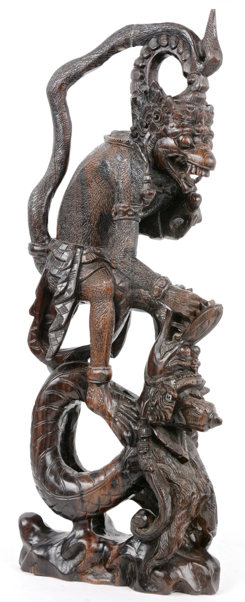 “Garuda met vuist in de bek van een serpent.” Gesculpteerd houten beeld. Singapore.