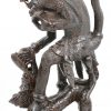 “Garuda met vuist in de bek van een serpent.” Gesculpteerd houten beeld. Singapore.