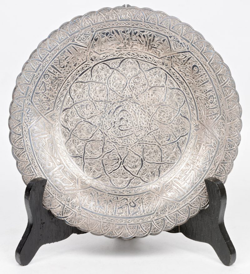 Een Arabisch zilveren bordje met gegraveerd decor. 256,3 gram
