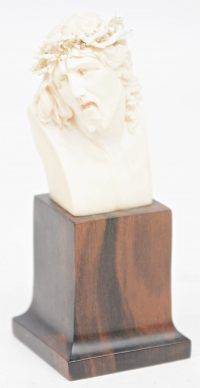 “Christus met de doornkroon”. Een fijn gesculpteerde ivoren buste op houten sokkeltje. Omstreeks 1900.