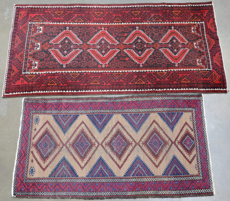 Twee verschillende handgeknoopte Afghaanse wollen karpetjes.
