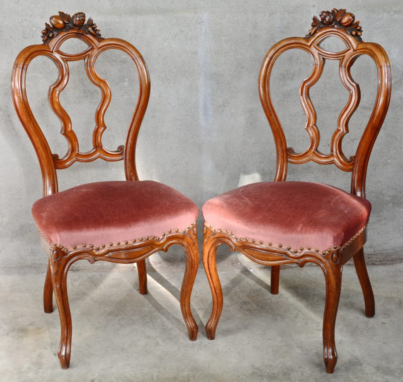 Een paar mahoniehouten stoelen, tijdperk Louis-Phillipe.