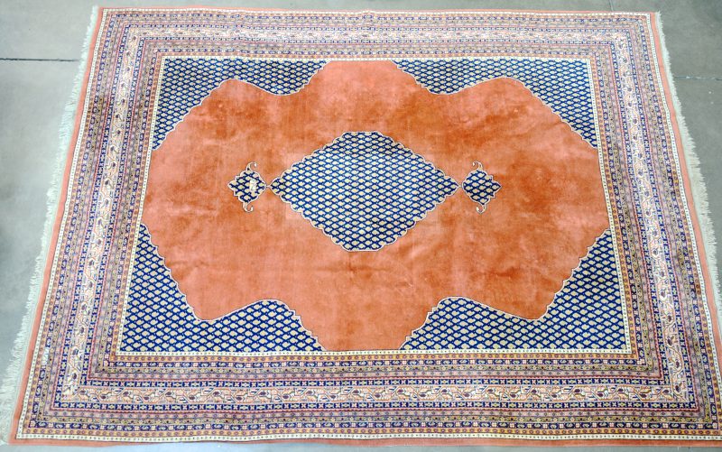 Een handgeknoopt Perzisch wollen tapijt. Gesigneerd.
