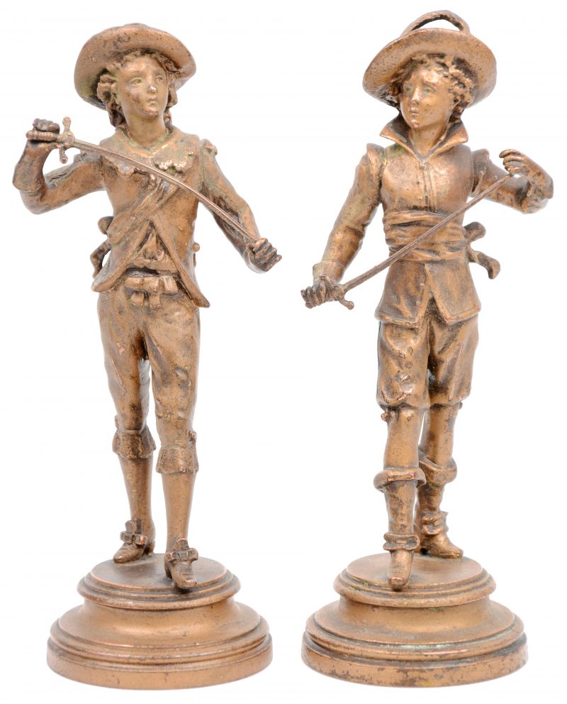 Een paar bronzen beeldjes van mannen met een sabel. Eén veer op een hoed manco. XIXe eeuw.