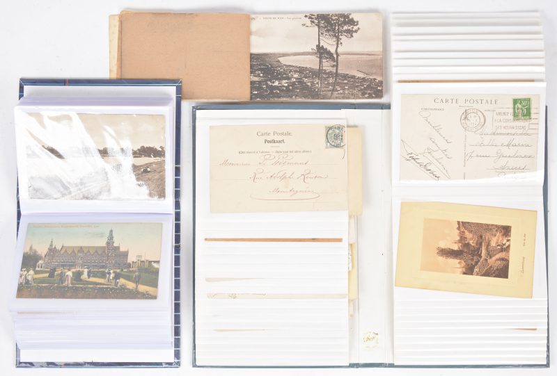 Een lot van 109 oude ansichtkaarten van tussen 1903 en 1939. We voegen er een boekje met oude kaarten met zichten op de Côte d’Azur aan toe.