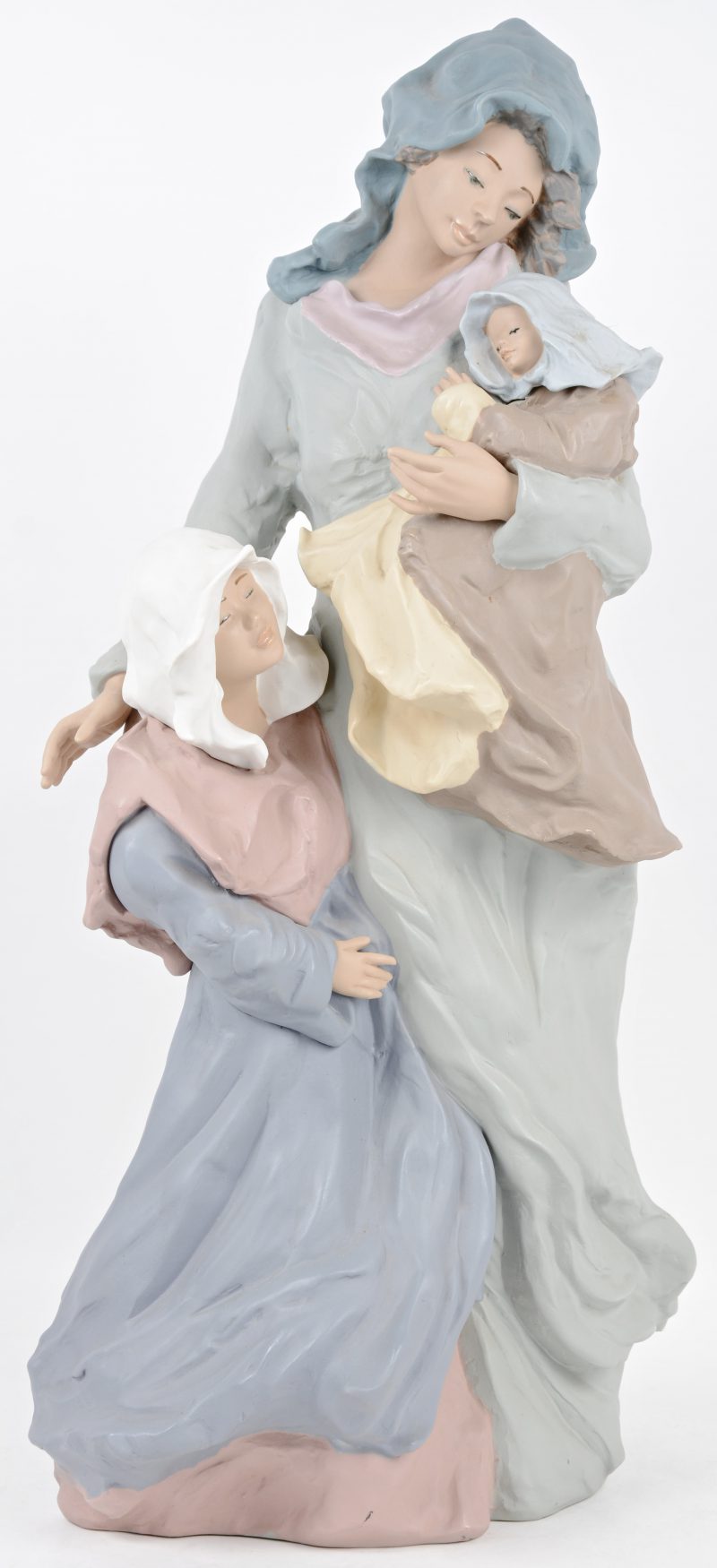 Polychroom aardewerken beeld van een moeder en kinderen.