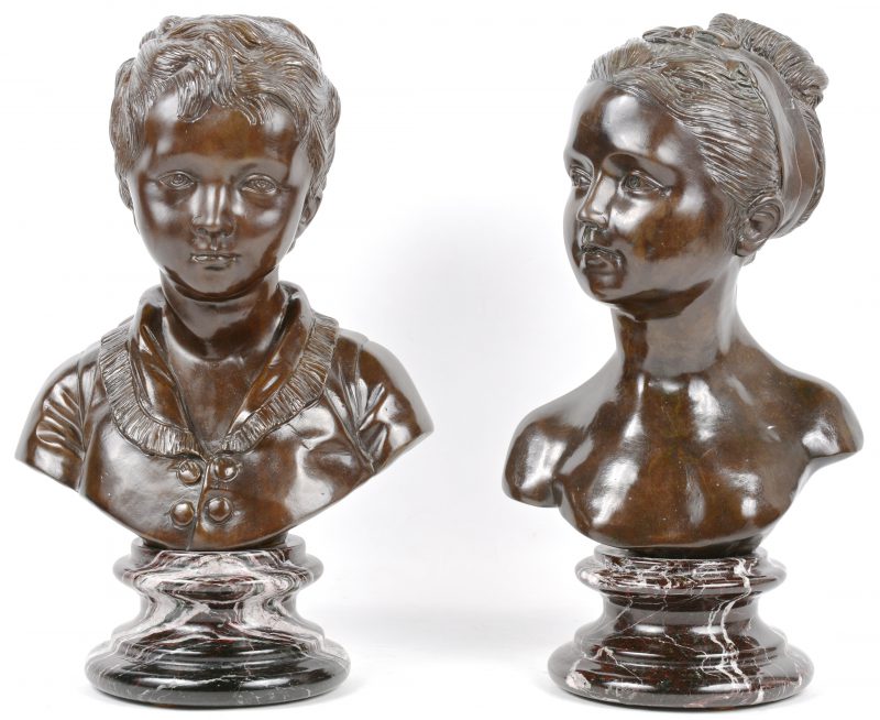 Een paar bronzen beelden van een jongen en een meisje. Eén gesigneerd Cellini en de andere Breigerant. Beide op marmeren sokkel.
