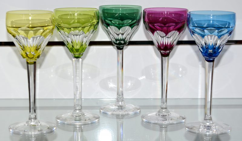 Een set van 5 gekleurde geslepen kristallen glazen. Gemerkt.