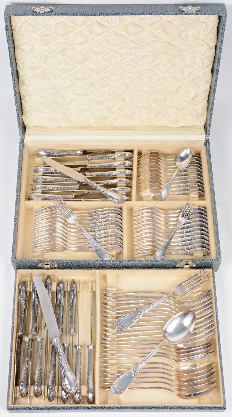 Een verzilverd metalen bestek met een Lodewijk XV-motief, bestaande uit kleine vorken en messen, grote vorken, messen en lepels, koffielepels en desservorkjes. Compleet voor twaalf personen en in koffer.