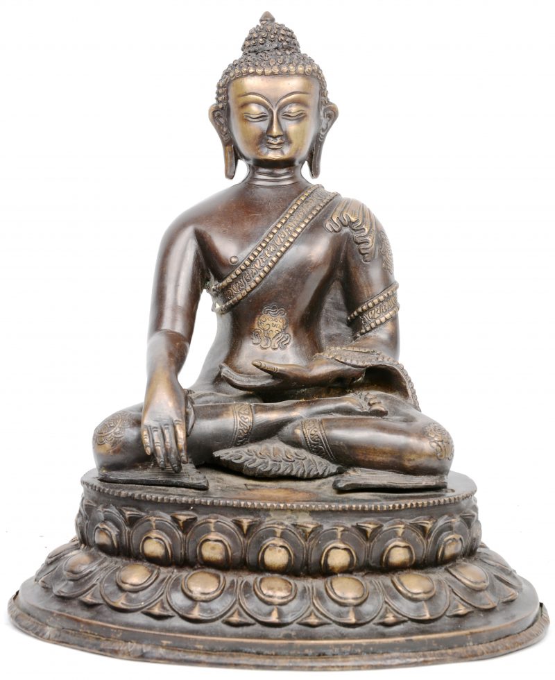 Bronzen Boeddha op een lotusbloem.