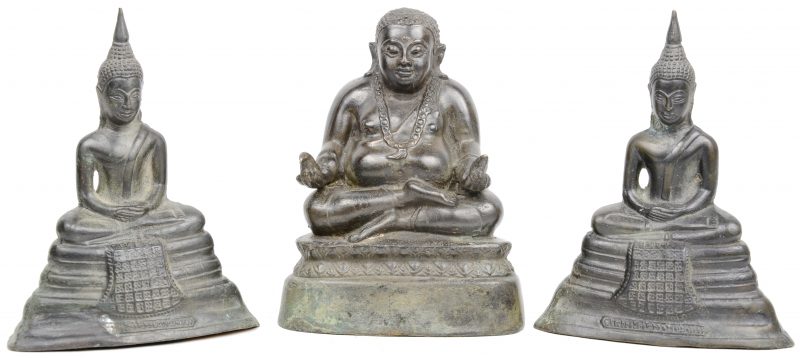 Drie kleine bronzen Boeddhabeeldjes. Thais werk.
