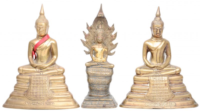 Drie kleine messingen en bronzen Boeddhabeeldjes. Thais werk.