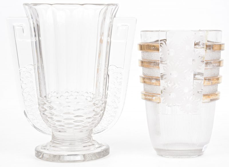 Twee art deco vazen van wit glas.