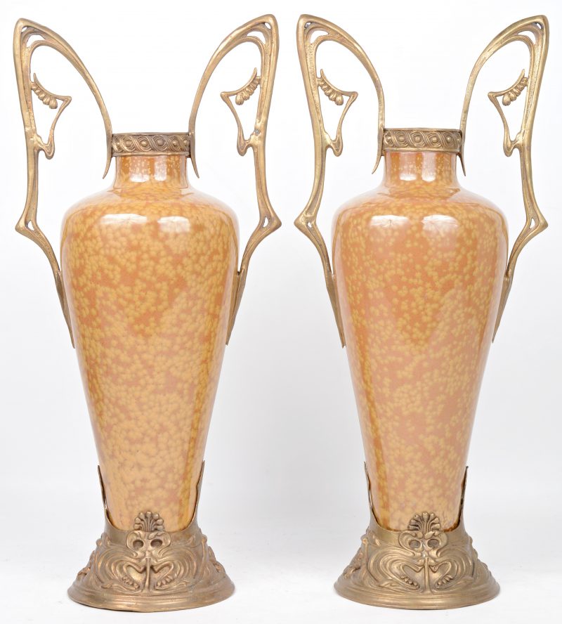 Een paar porseleinen art nouveau vazen met koperen monturen. Onderaan gemerkt.