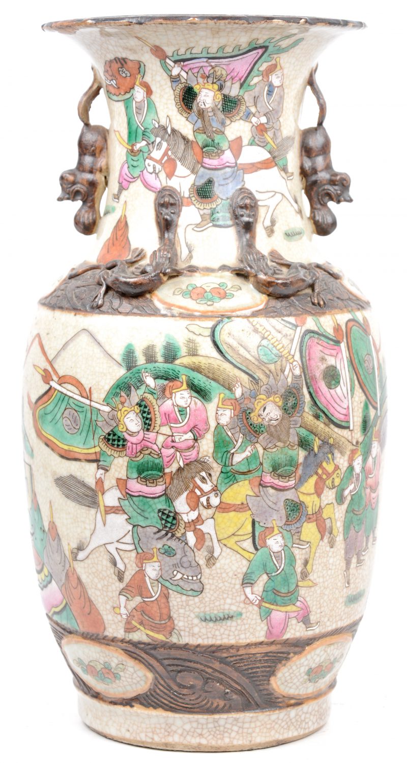 Een balustervaas van Nankin-aardewerk met een meerkleurige veldslagscène. Onderaan gemerkt.