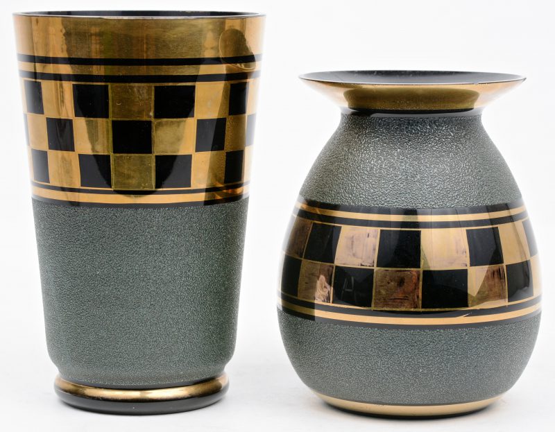 Twee art deco vazen van Booms glas met een verguld dambordmotief. Beide met kleine randschilfer en één met kleine restauratie.