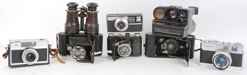 Een lot van zeven oude fotocamera’s en een verrekijker.
