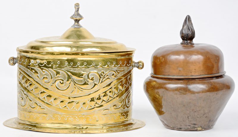 Twee XIXe eeuwse Hollandse tabakspotten, waarvan één van koper en één van gedreven messing.